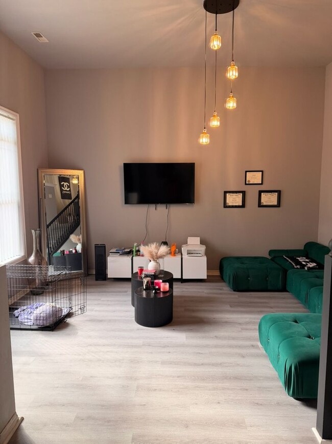 Building Photo - 17 Fuller Cir