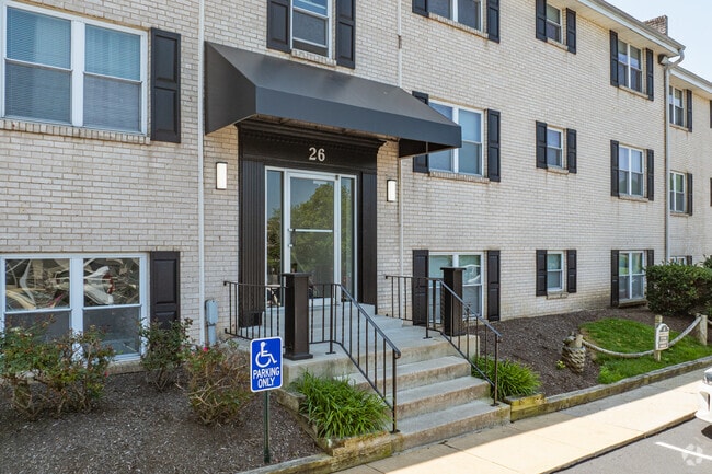 Entrance - Harbor Club Apartments