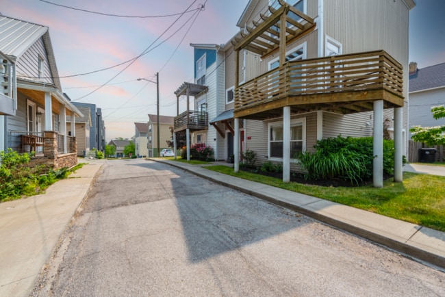 Photo - 721 University Ct