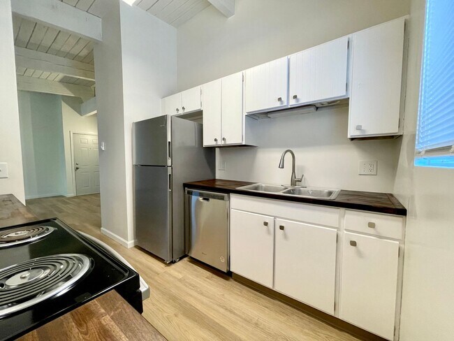 Photo - DESIRABLE MILLWOOD NEIGHBORHOOD ON TREE LI... Unit 9019