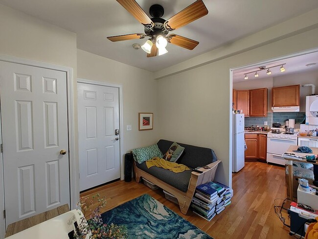 Building Photo - 935 Cambridge St Rental