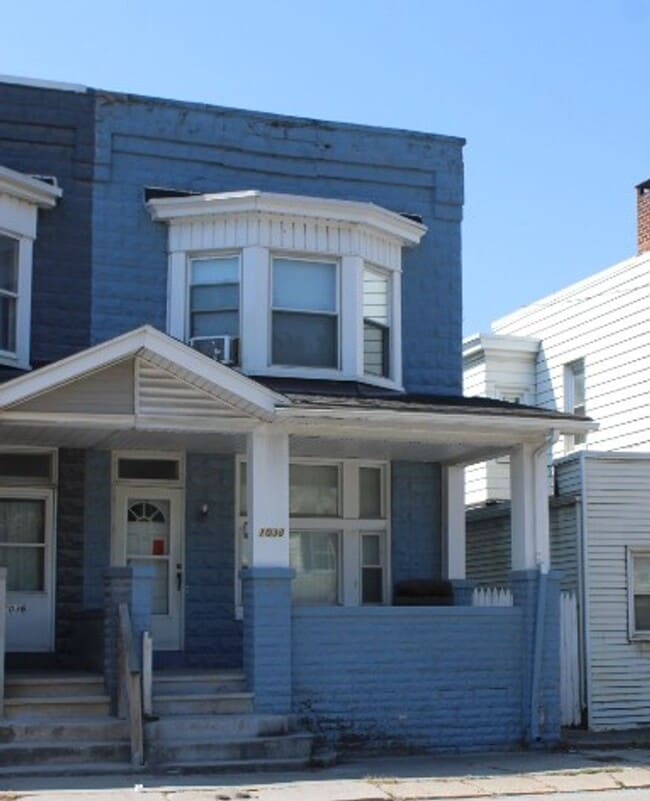 Building Photo - Row House
