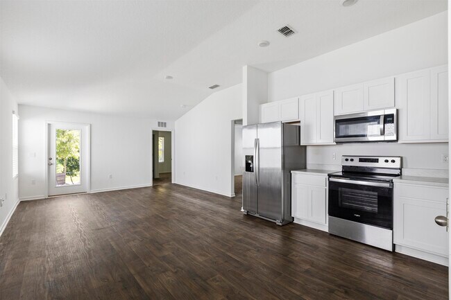 Photo - 112 Silver Birch St