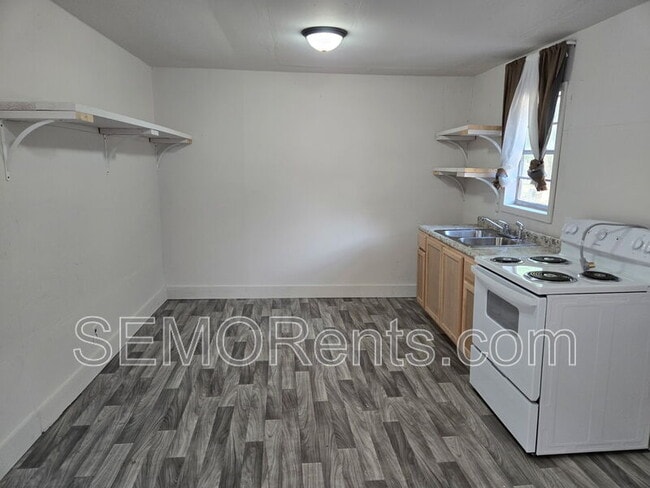 Building Photo - 501 S Cypress St Rental