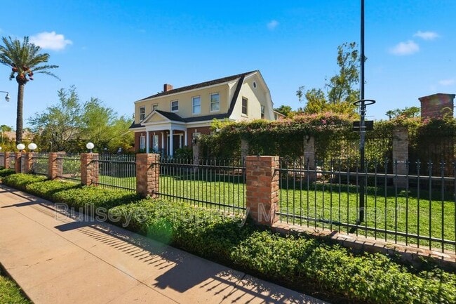 Photo - 525 W Lynwood St