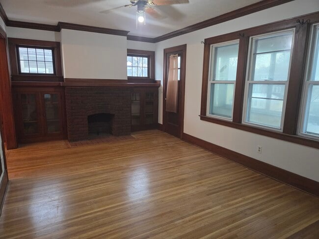 Estanterías empotradas en la sala de estar, chimenea que no funciona. - 467 Maplewood Ave Unidad 467