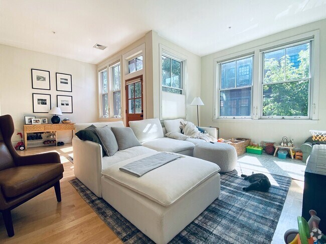 Building Photo - 57 Regent St Unit 4 Rental