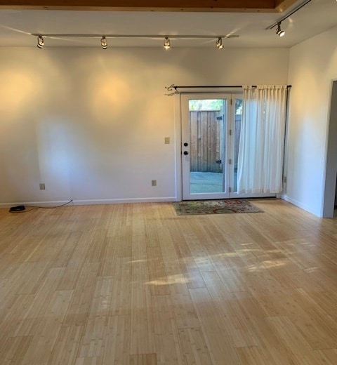 Espacio habitable, pisos de bambú, puertas francesas que conducen a un patio privado. - 836 Ferguson Rd Casa