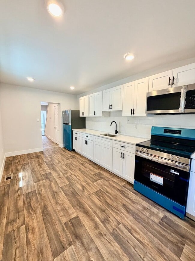 Building Photo - Pet-Friendly 3-Bedroom Home with Central A/C, In-Unit Laundry