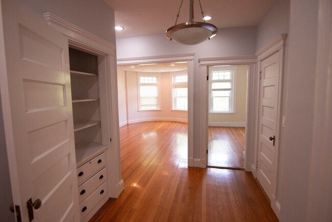 Building Photo - 1909 Beacon St Unit 3 Rental