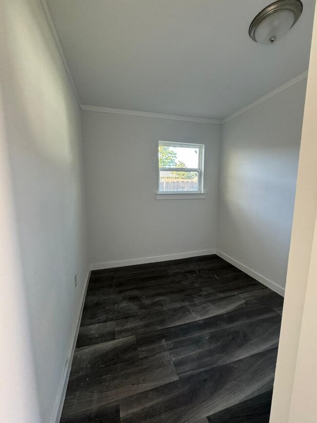 Photo - 4145 Conroy St