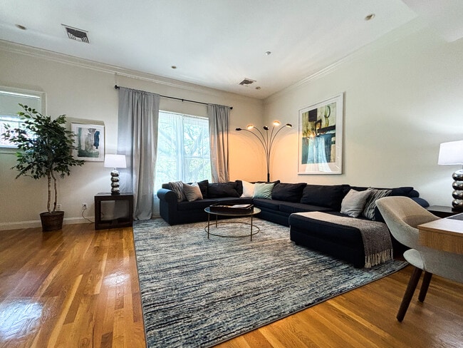 Building Photo - 2 Harvard Sq Unit 2 Rental