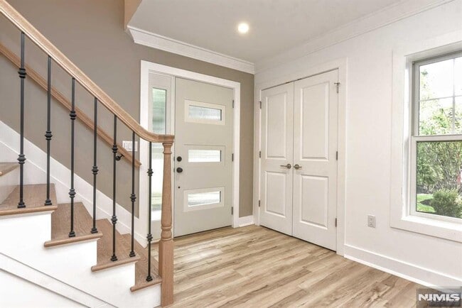 SPACIOUS ENTRY - 234 Rivervale Rd