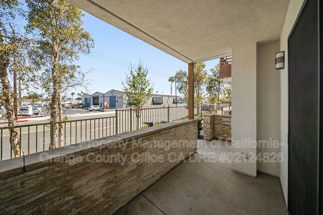Photo - 661 W 17th St
