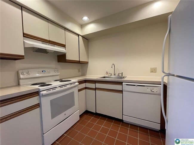 Photo - 101 W Race St