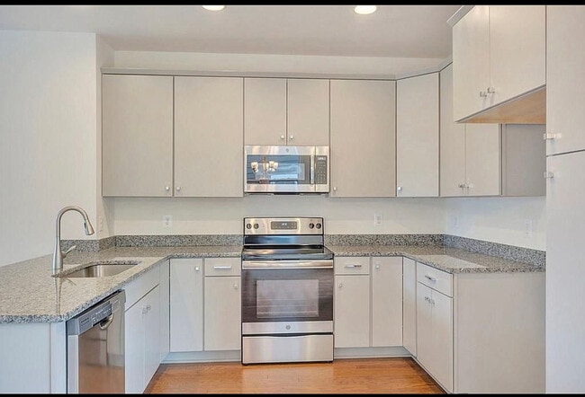 Photo - 512 Rives St