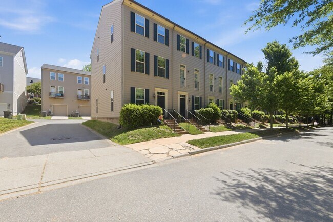 Photo - Stylish 3bd 3.5bath townhome for rent in the highly desirable Vermillion