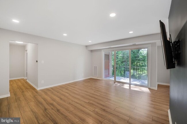 Building Photo - 3860 Lyndhurst Dr Unit 202