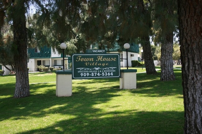 Building Photo - 240 N Spruce Ave