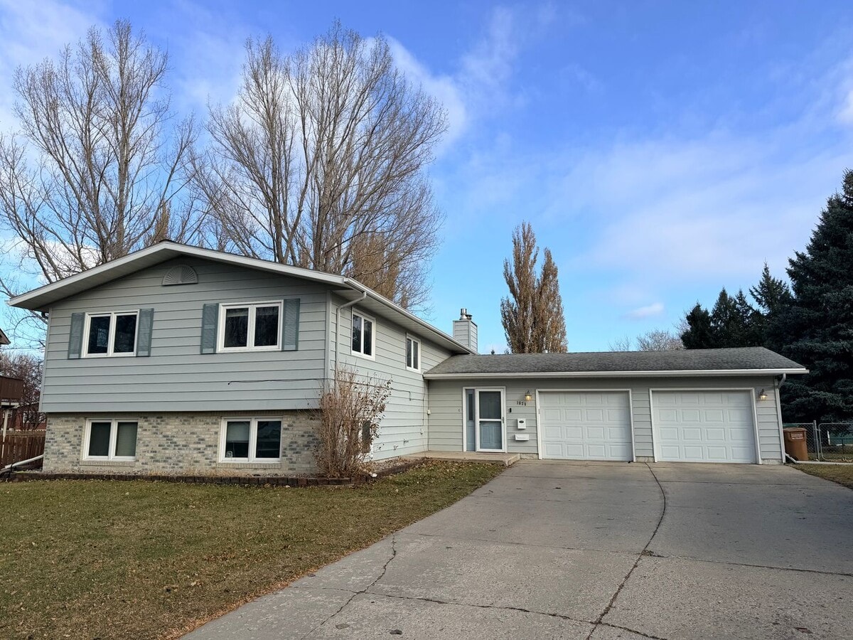 Large 5-Bed 3-Bath Home with a Heated Garage and Large Fenced-In Backyard - Large 5-Bed 3-Bath Home with a Heated Garage and Large Fenced-In Backyard