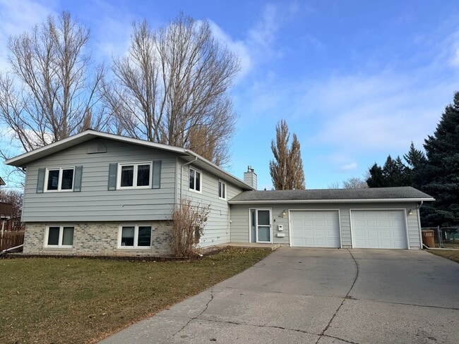 Building Photo - Large 5-Bed 3-Bath Home with a Heated Garage and Large Fenced-In Backyard