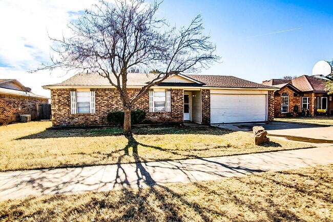 Building Photo - Luxurious Living in Southeastern Corridor ... Rental