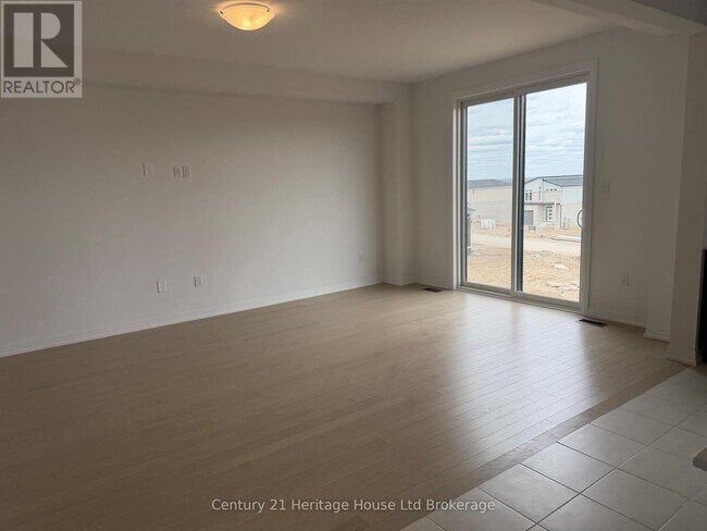 Photo - 571 Telfer St
