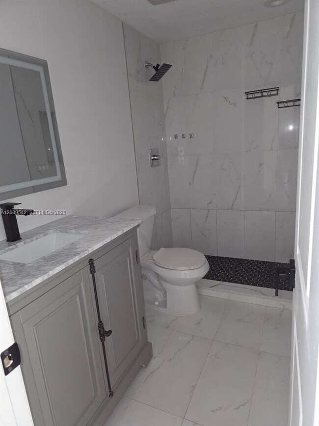 Photo - 2186 W 60th St Unidad 20208