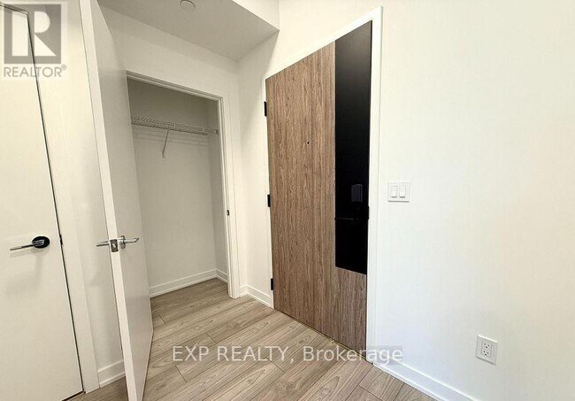 Photo - 1007 The Queensway Unité 505