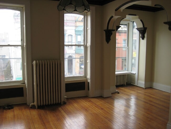 Building Photo - 300 Lark St Unit 1fl Rental