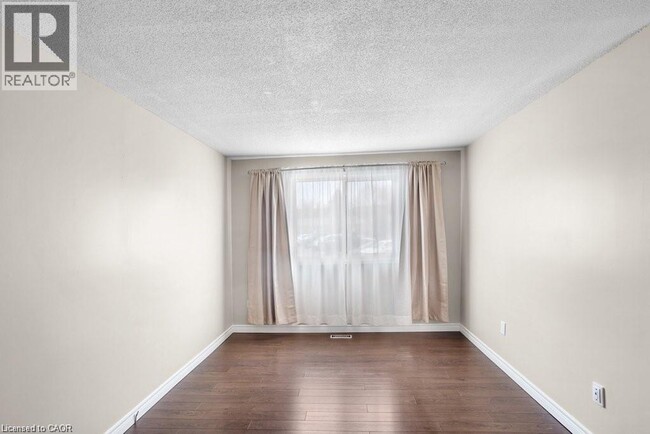 Photo - 462 Springbank Ave N