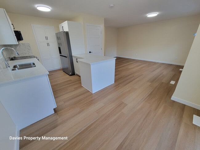 Photo - 2018 Garnett Way NW