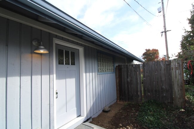 Building Photo - 1 BR, 1 BA ADU ~WATER/SEWER/GARBAGE/ELECTRIC INCLUDED!