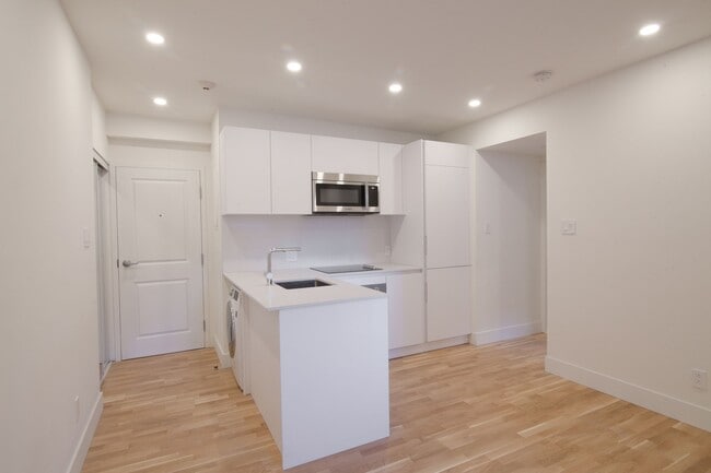 Building Photo - 5554 Rue Snowdon Unit 001A