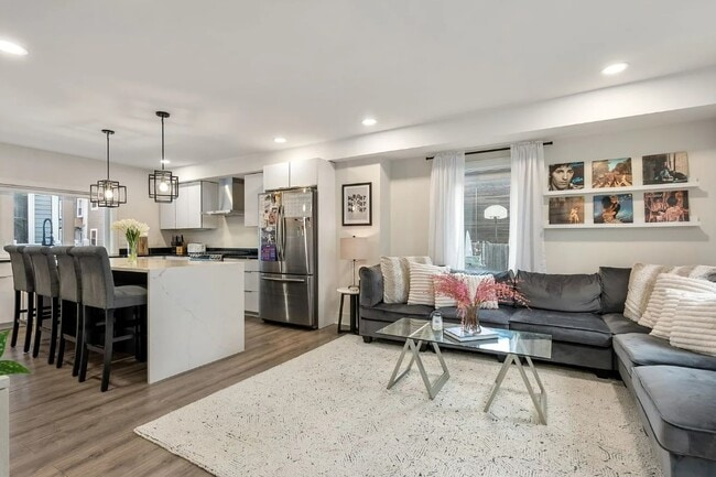 Sala de estar y cocina - 169 W 9th St