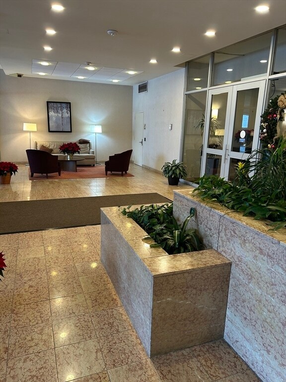 Photo - 77 Pond Ave Unidad 407