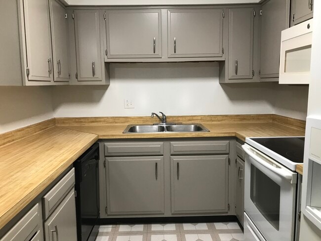 Kitchen - 686 Daisy Ln Unit 116