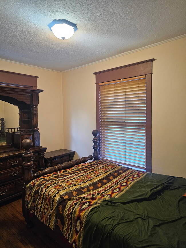 Photo - 809 W 4th St