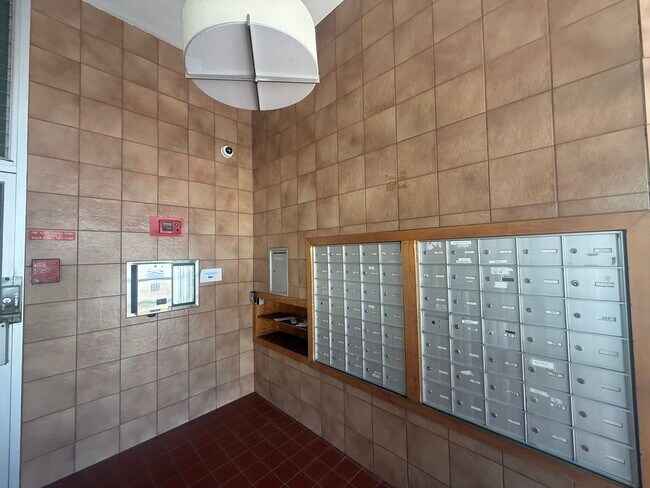 5050 Washington St Unit 214