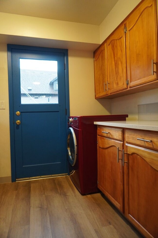 Photo - 5716 Alki Rd