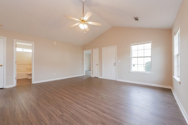 Photo - 521 Lakecourt Dr