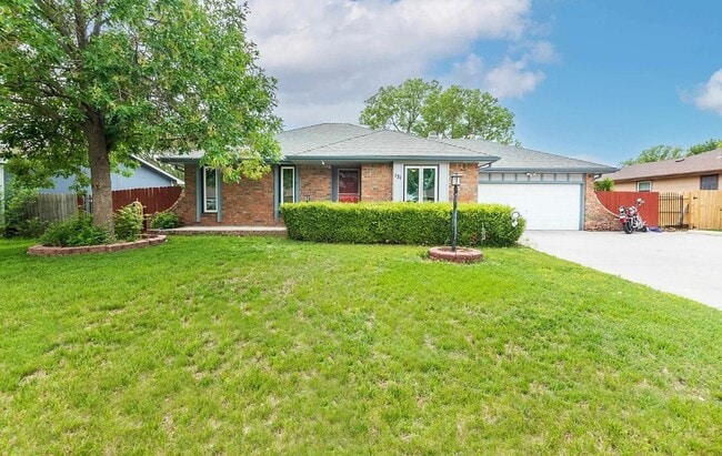 Building Photo - 4 bedroom home with 2 Garages, Finished Basement & Fenced Yard