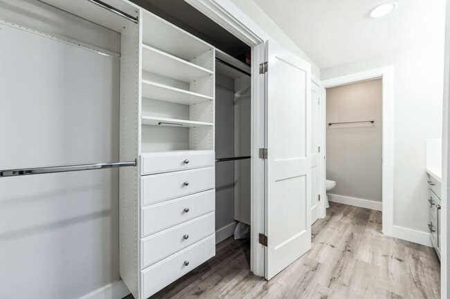 Photo - Queen Anne 2-Bed Condo with Parking & Pool! Unidad 103