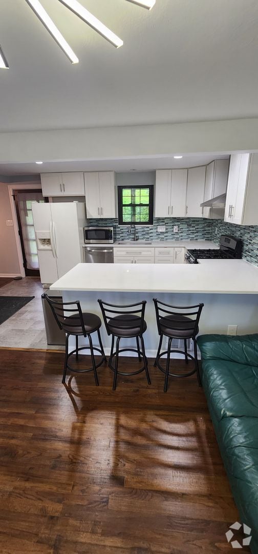 Building Photo - Luxury 3-Bedroom, 1-Bathroom House in Broo...