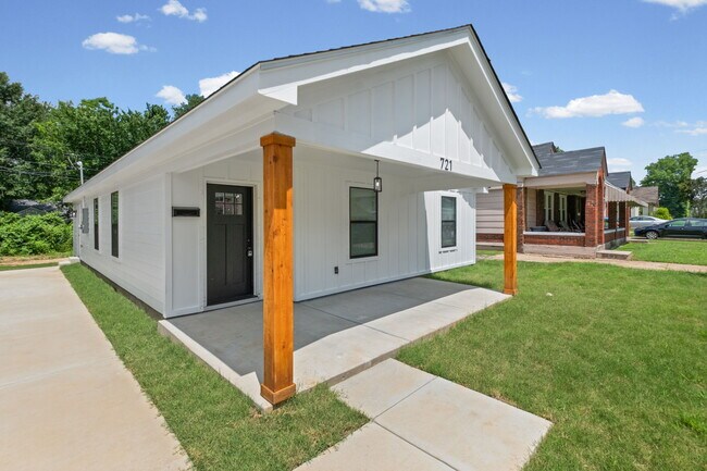 Photo - 721 Eva St