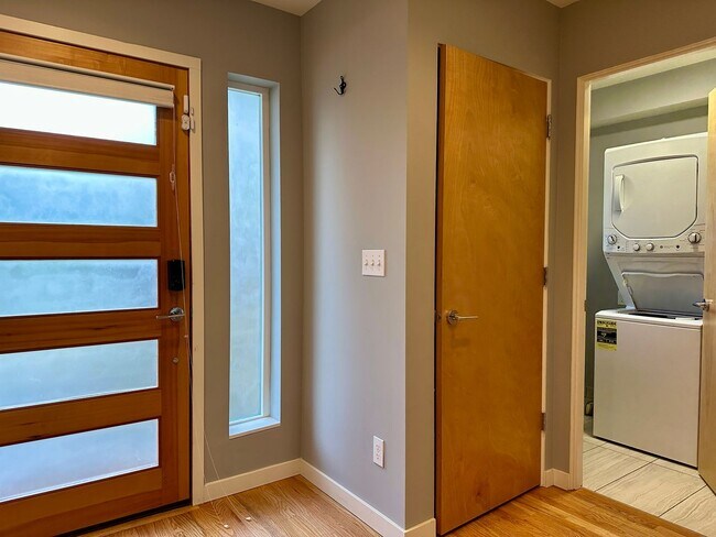 Photo - 2 bed Ballard Townhouse with everything.