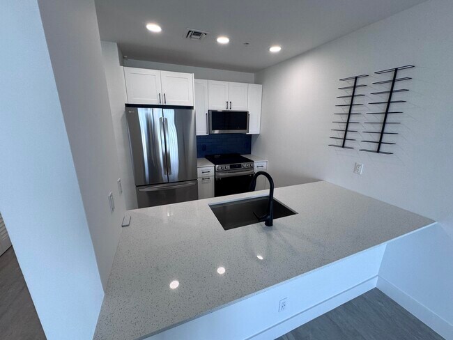 511 Lucerne Ave Unit Ph 611