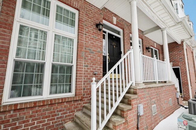 Photo - 273 Roslyn Ct