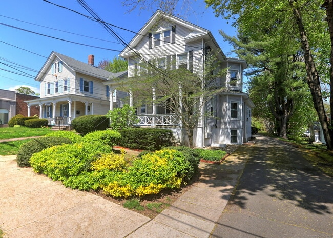 Photo - 211 Montowese St