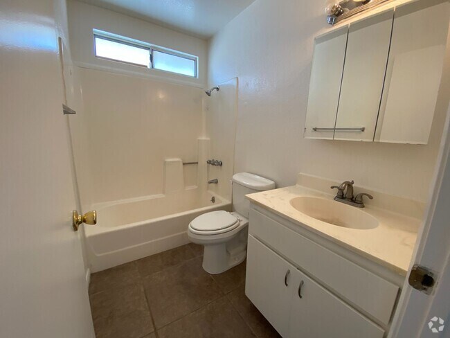 Building Photo - Plaza-61923 Unit C Rental
